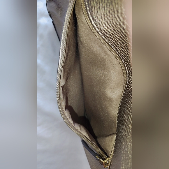 𝖫𝖨𝖹 𝖢𝖫𝖠𝖨𝖡𝖮𝖱𝖭𝖤 𝖧𝖤𝖱𝖨𝖳𝖠𝖦𝖤 𝖢𝖱𝖤𝖲𝖳 𝖬𝖤𝖳𝖠𝖫𝖫𝖨𝖢 𝖦𝖮𝖫𝖣 - Picture 4 of 8